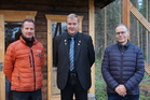 DG Matias Granvik ja apulaispiirikuvernööri Harri Haavisto kävivät kertomassa Ivalon Rotareille tämän rotarivuoden polttavimmat puheenaiheet ja kiinnostavimmat ajankohtaiset asiat. Kuvernöörivierailu pidettiin Aurora Villagessa Ivalossa, jossa myös yrittäjä Juha Tuunanen kertoi meille Aurora Villagen historiasta ja tästä päivästä.