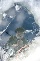 Ivalon rotaryklubi toimii arktisella alueella – talvisin pakkasta voi olla jopa 40 astetta ja kesällä taas auringonvaloa riittää vuorokauden ympäri. Kuvassa konkariosastoon kuuluva Martti Rapeli kokemassa juomuksia, eli talviverkkoja. Kuva: Ville Vaarala